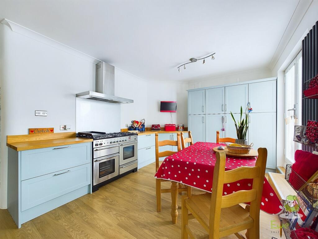 CAM01543G0-PR0100-STILL009