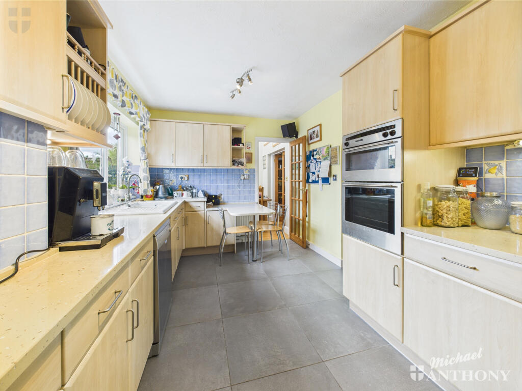 CAM03852G0-PR0300-STILL009