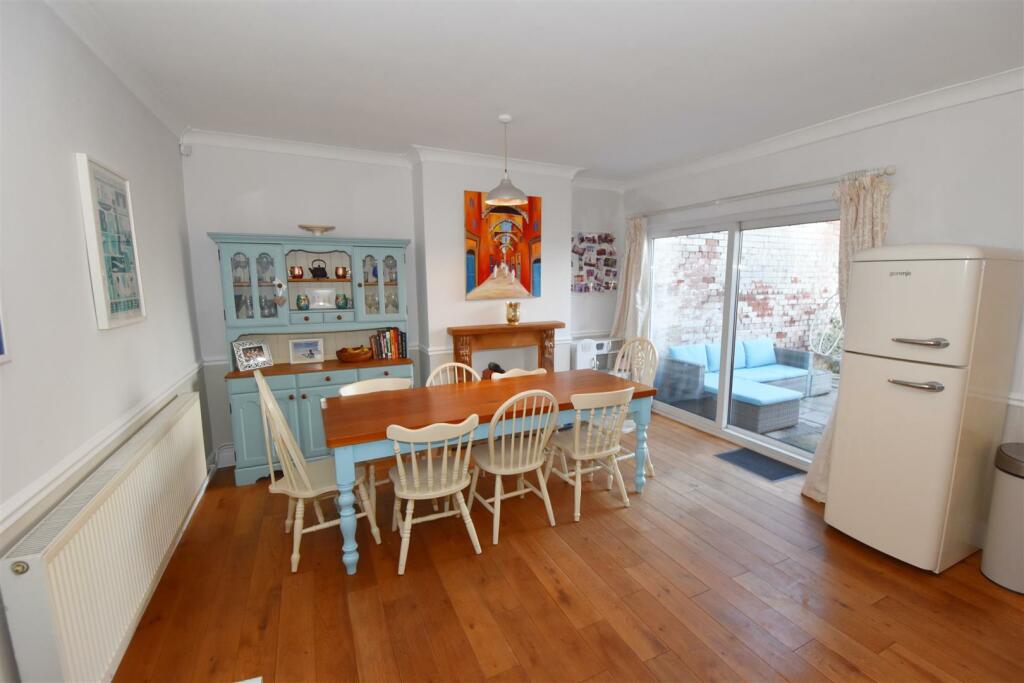 Dining area onto garden.jpg