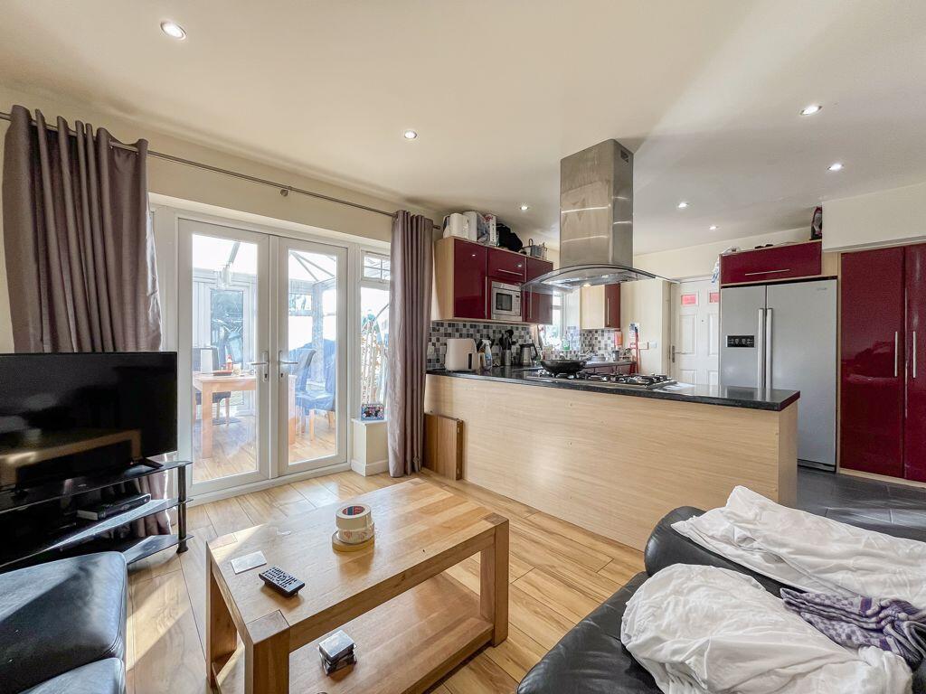 KITCHEN/LIVING ROOM