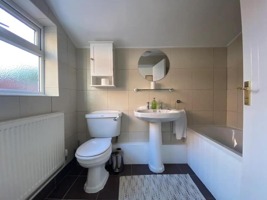 Bathroom I.jpg