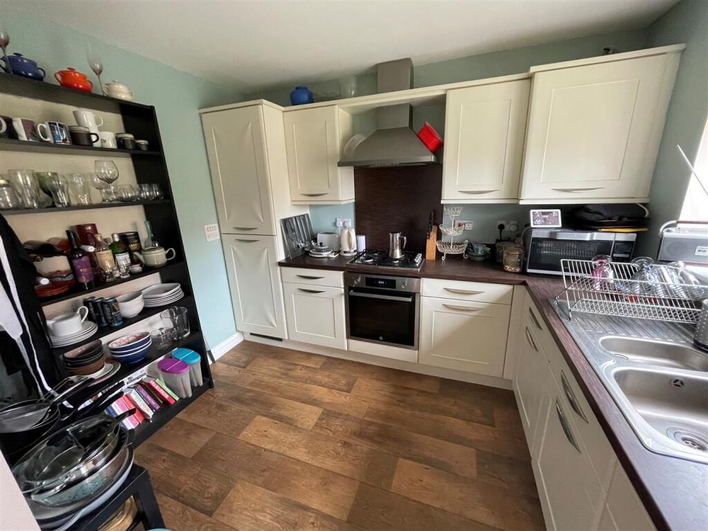 Kitchen 2.jpg