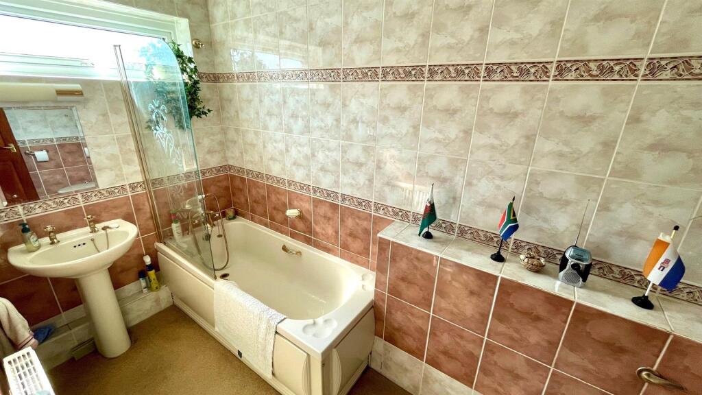 TILED 3-PIECE BATHROOM
