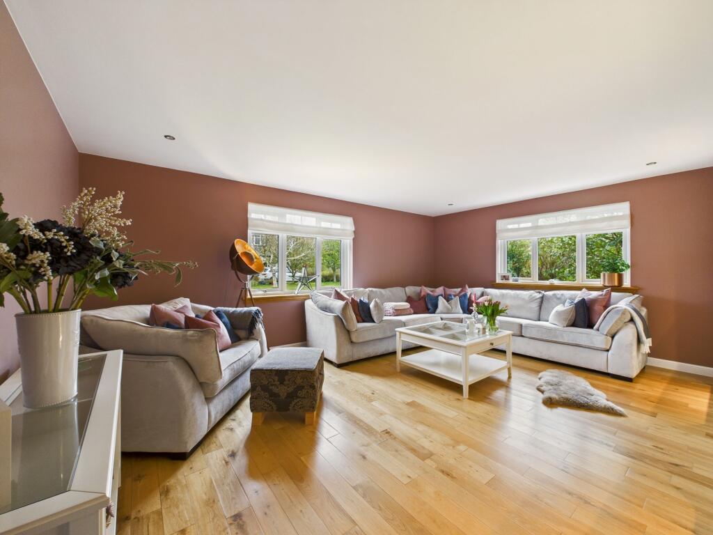 Second lounge or fifth bedroom
