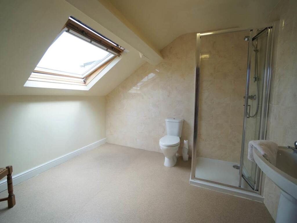 67HighSt_bathroom.JPG