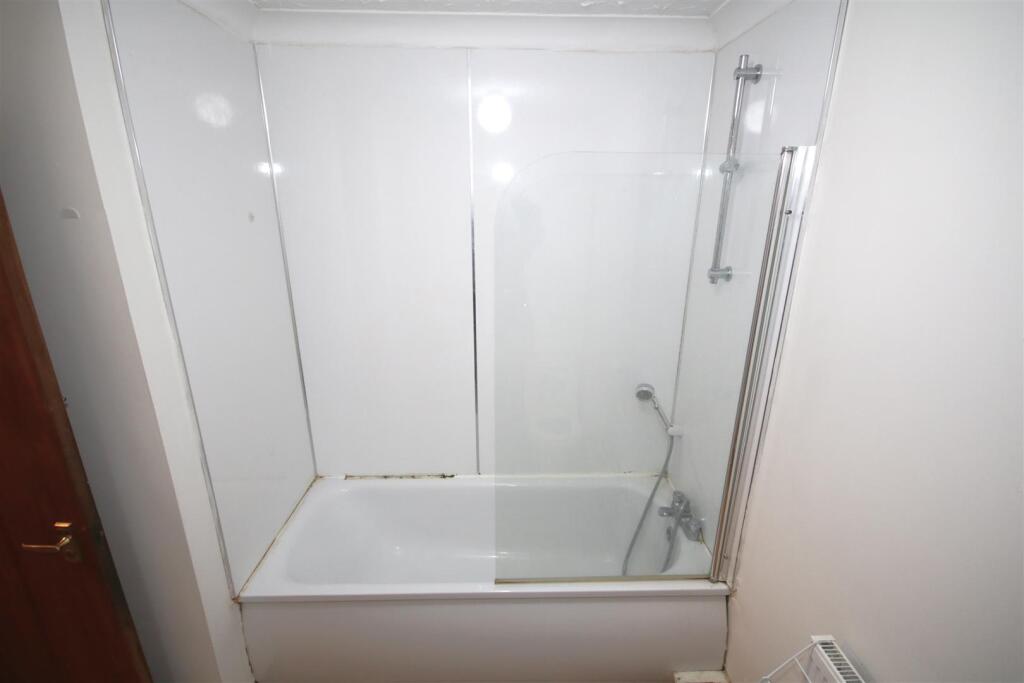 Bathroom b.JPG