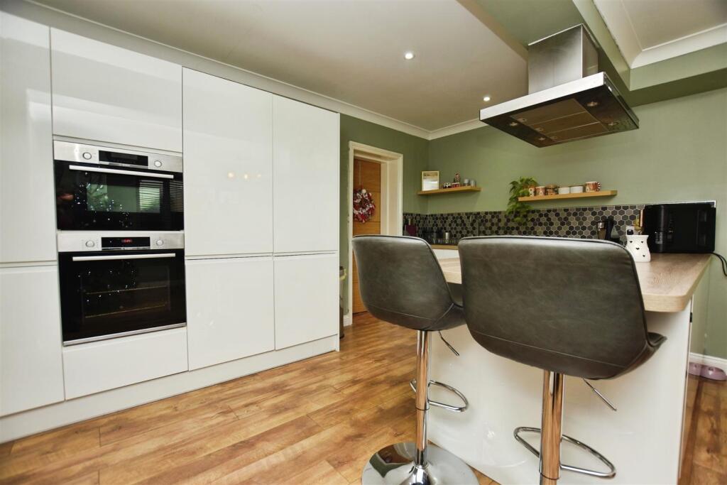 Kitchen Breakfast Bar