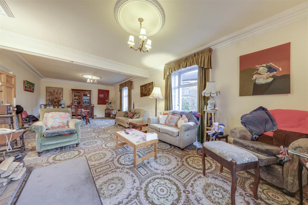 Open Plan Lounge / Dining