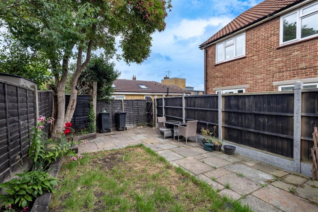 16a Amesbury Close (14).jpg