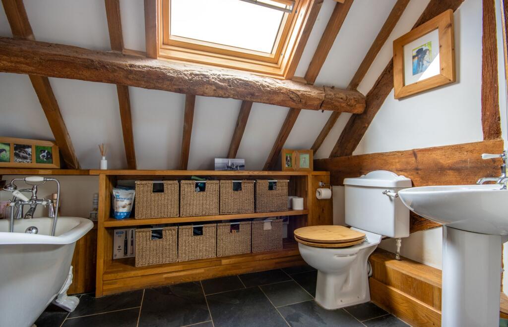 En suite to principal bedroom