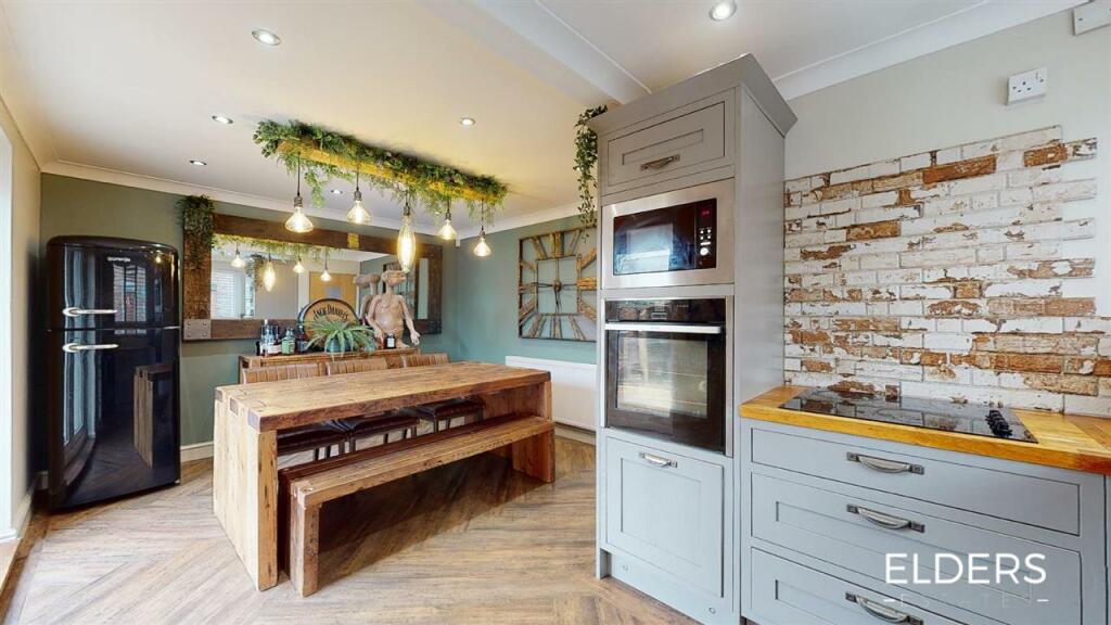 OPEN PLAN DINING