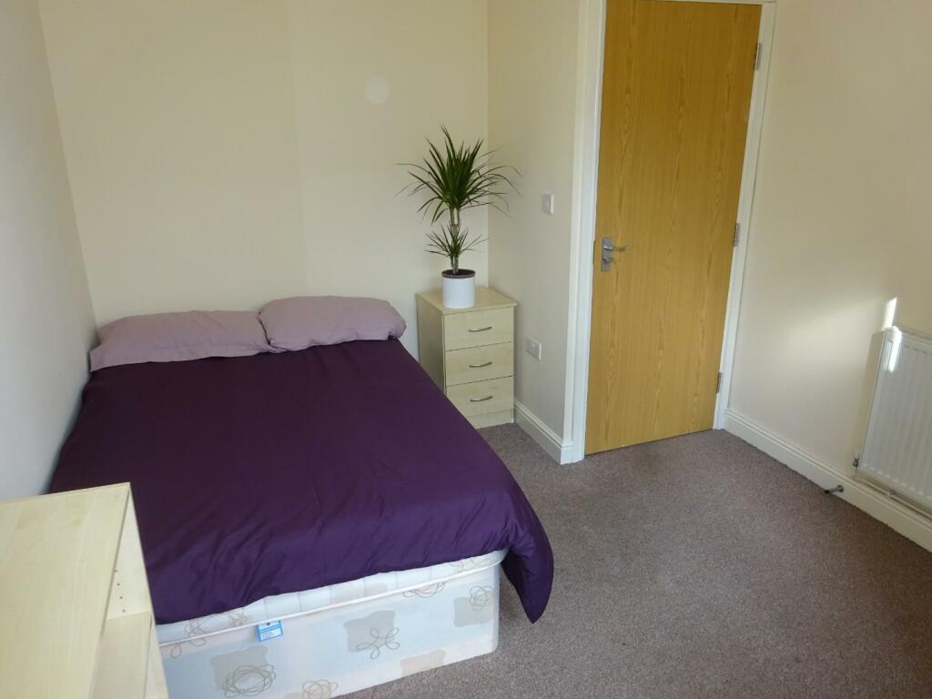 497a Glossop - Bedroom 1 pic 2.JPG