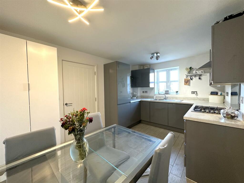 Contemporary Kitchen/Diner 608