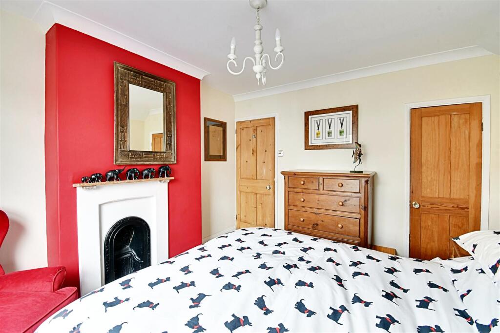 Bedroom 1_2.jpg