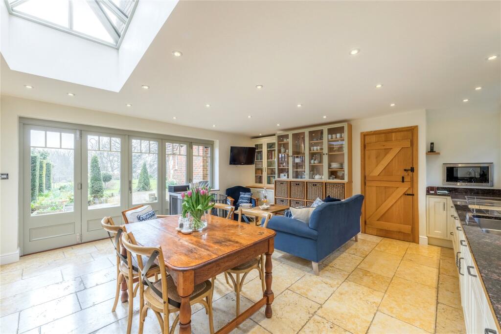 Kitchen/Breakfast Rm