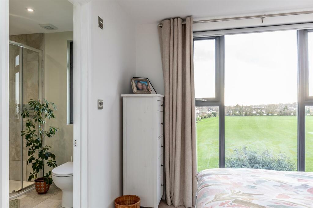 Sates Way, Henleaze Bed and En Suite.jpg