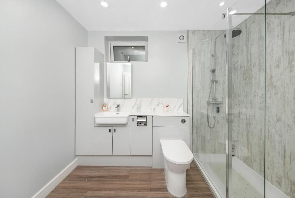 HOUSE SHOWER ROOM
