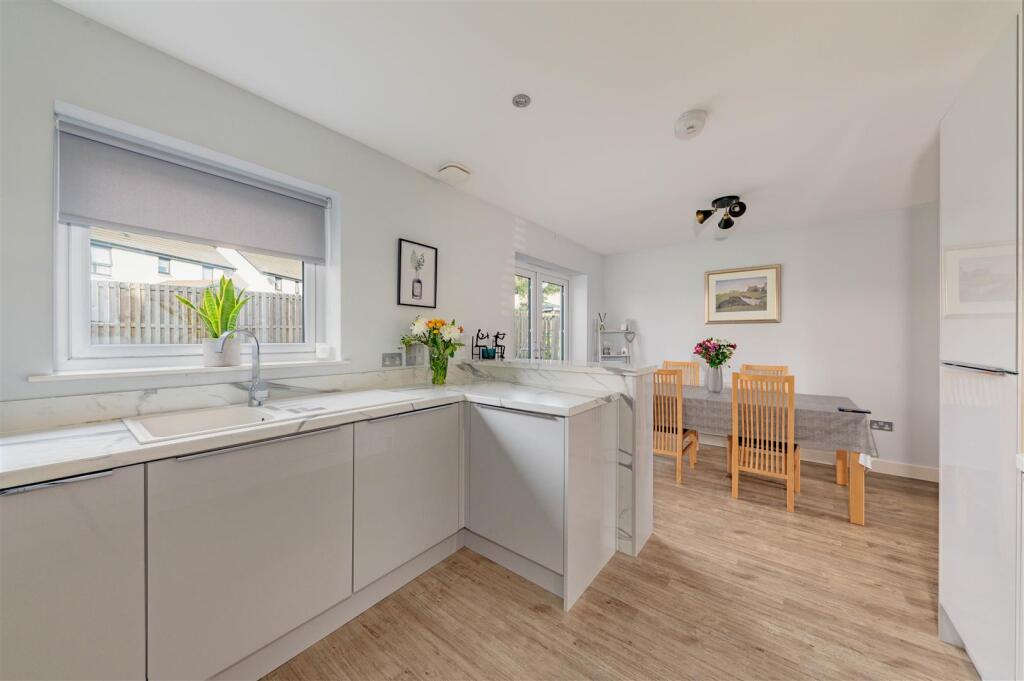 6 Grayburn Place Dundee-8.JPG