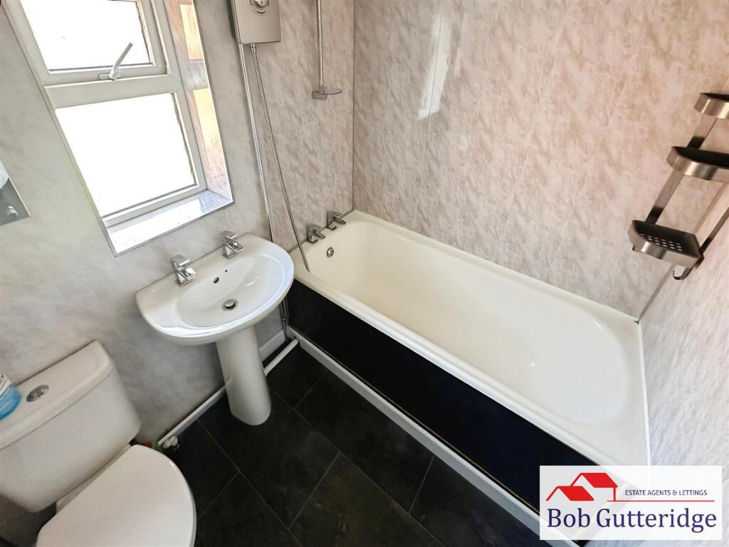 FIRST FLOOR BATHROOM