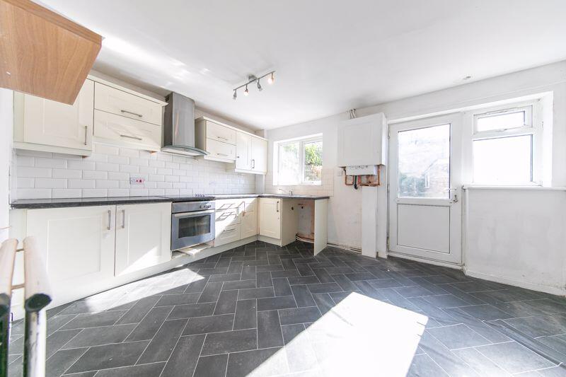 Kitchen &amp; dining room