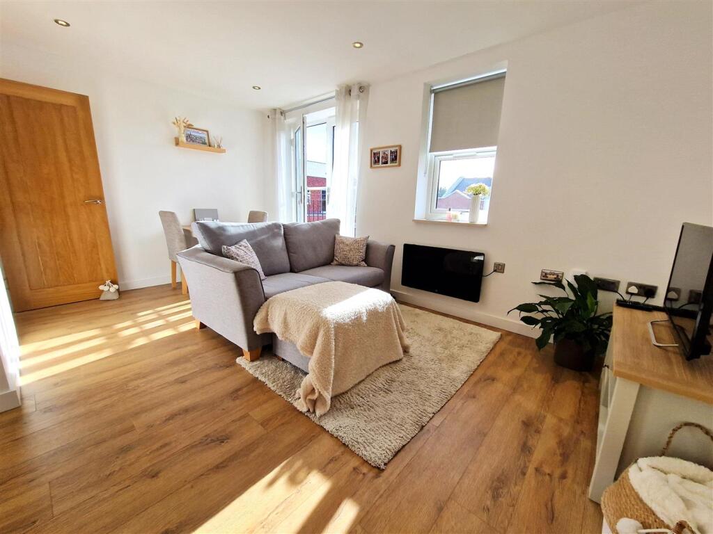 Crescent House 43 - Lounge.jpg