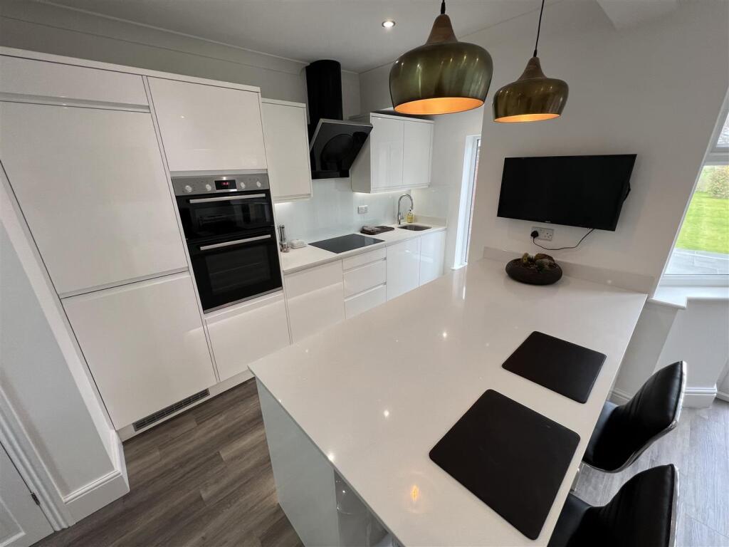 LARGE LIVING KITCHEN