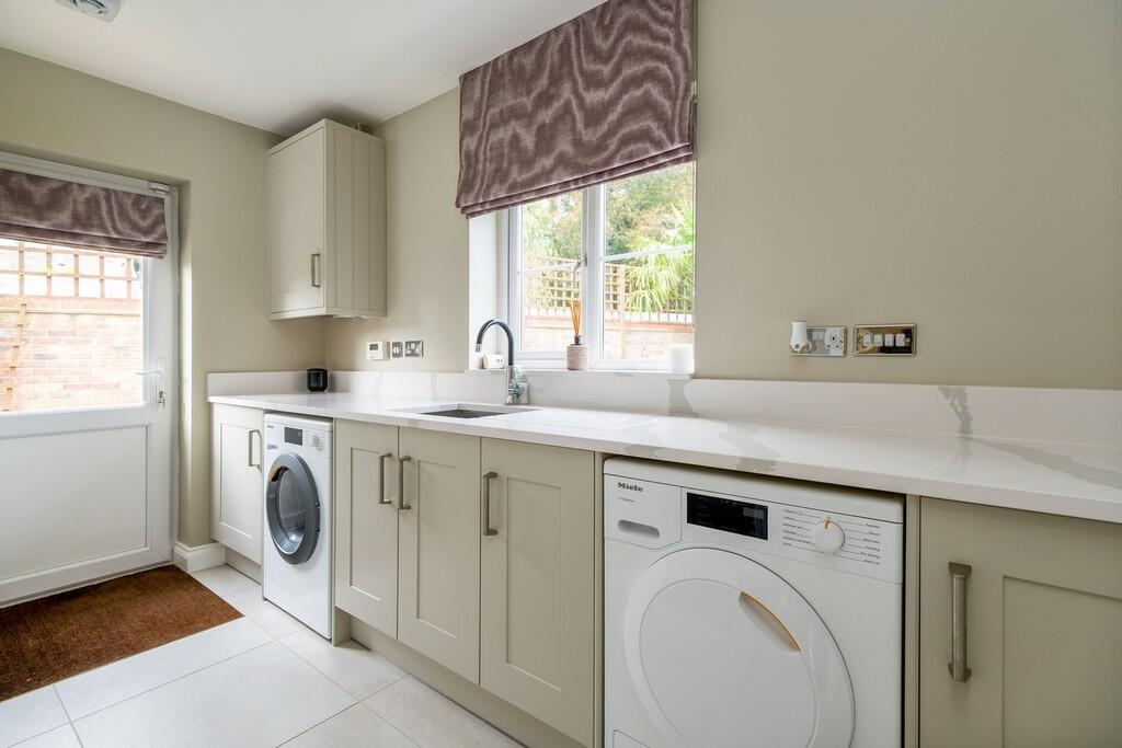 1440px-4 Shrubber...