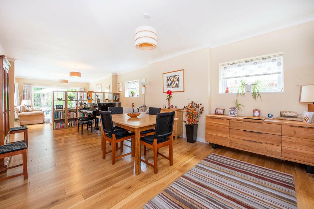 Lounge/Dining Room