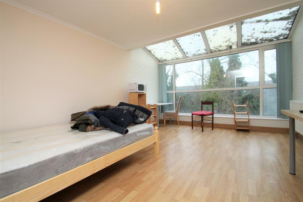 Bedroom 4.JPG