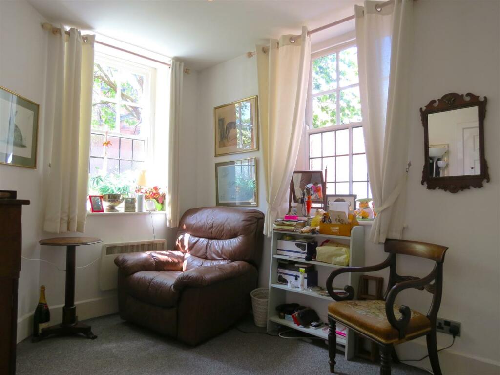 5 Watergate -NEW LOUNGE.JPG