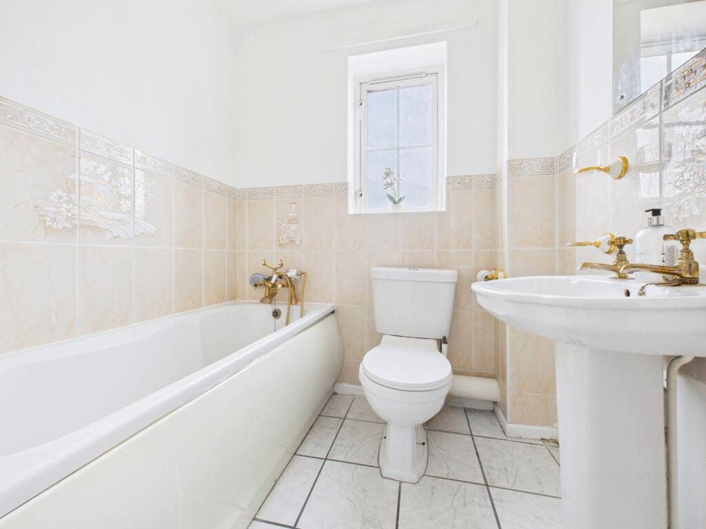 CAM04922G0-PR0069-STILL026