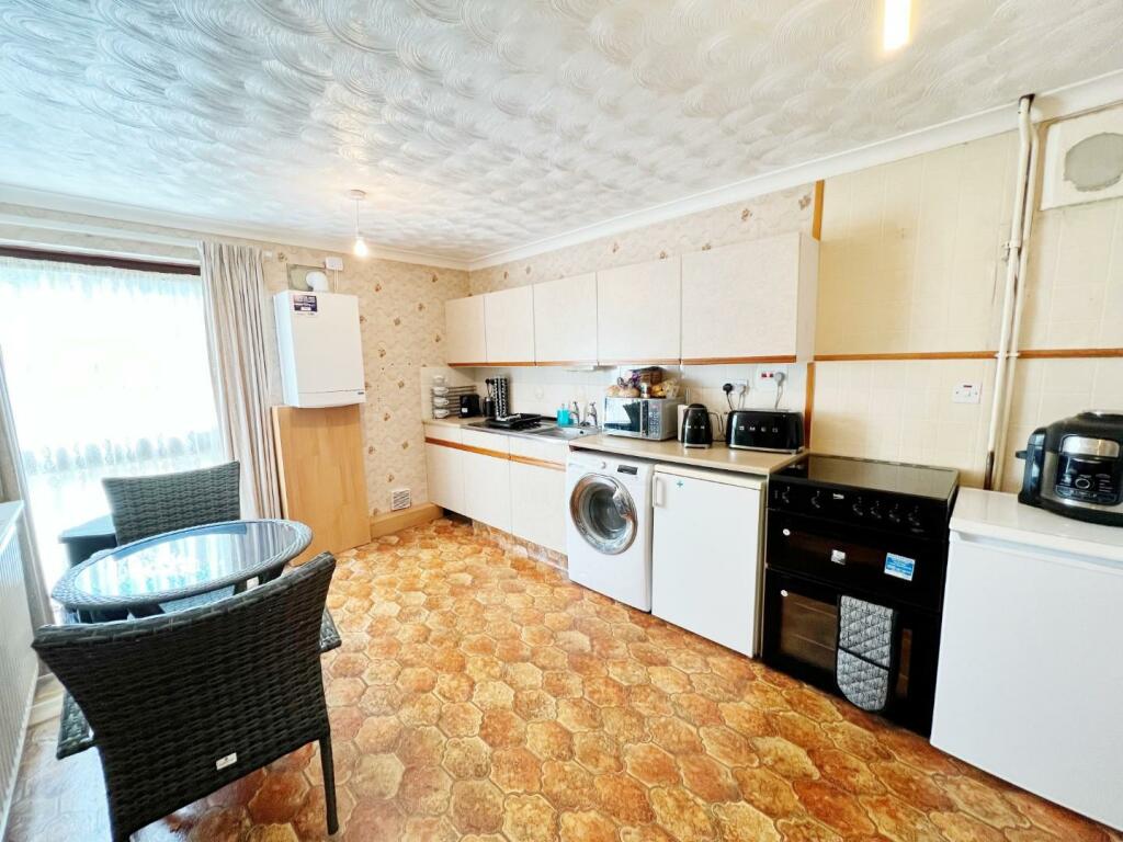 Kitchen pic 1.jpg