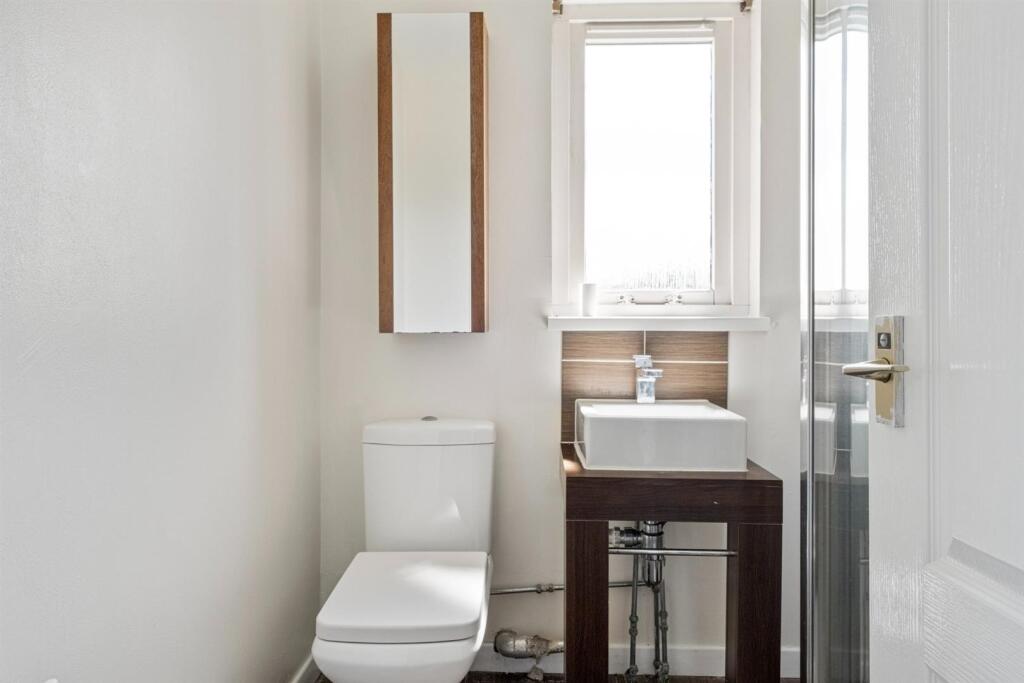 20 - Bathroom 2.jpg