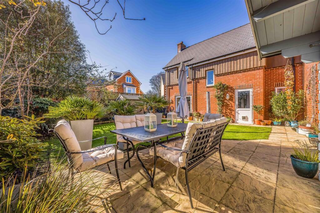 32 Longcroft Way, Havant-Small-PorticoMarketing-Ne