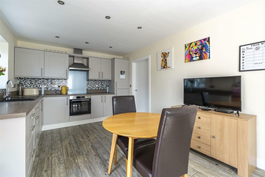 DOUBLE ASPECT KITCHEN/DINER :