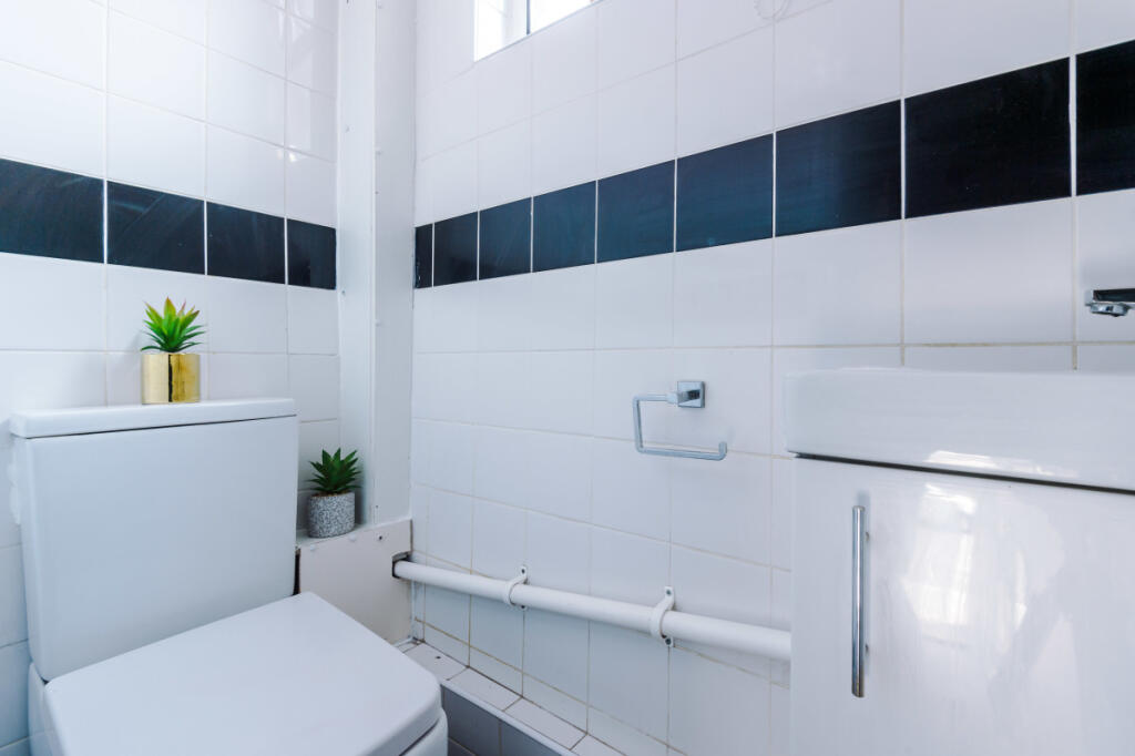 27 Norwood Terrace, Bathroom 1