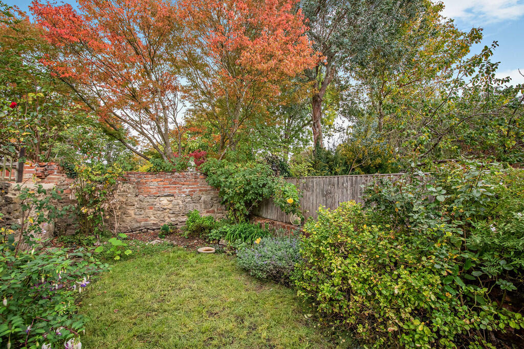 8667143-exterior0...
