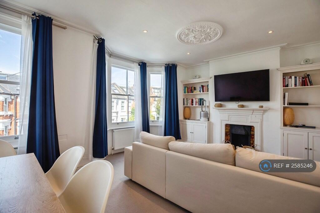 Spacious &amp; Bright Living Room