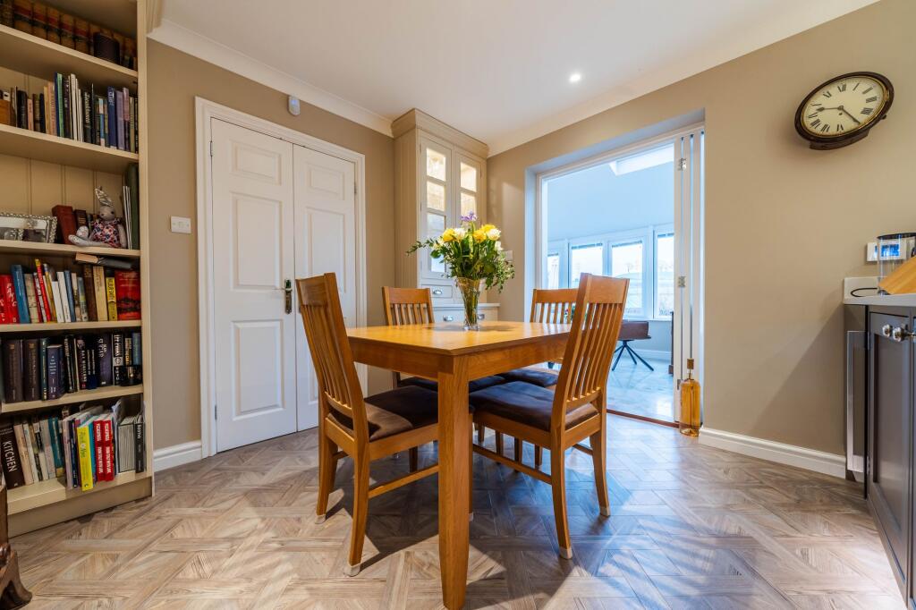 KITCHEN DINER