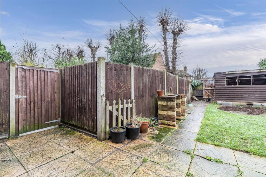 10 Royston Avenue, Byfleet, KT14 7PR - 12.jpg