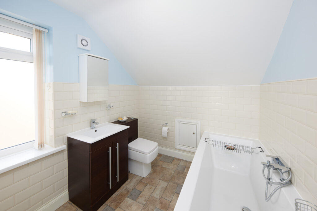 Carlton Bathroom 2