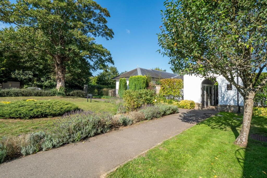 Gardens in front on way to parking.jpg