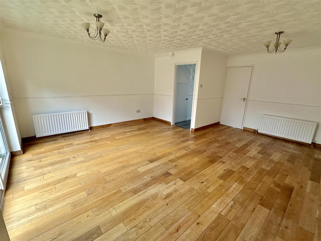 Living/Dining Room: