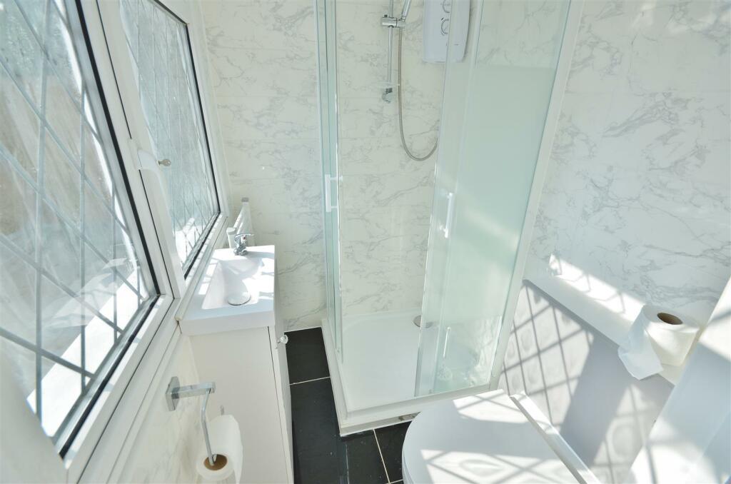 EN-SUITE SHOWER ROOM