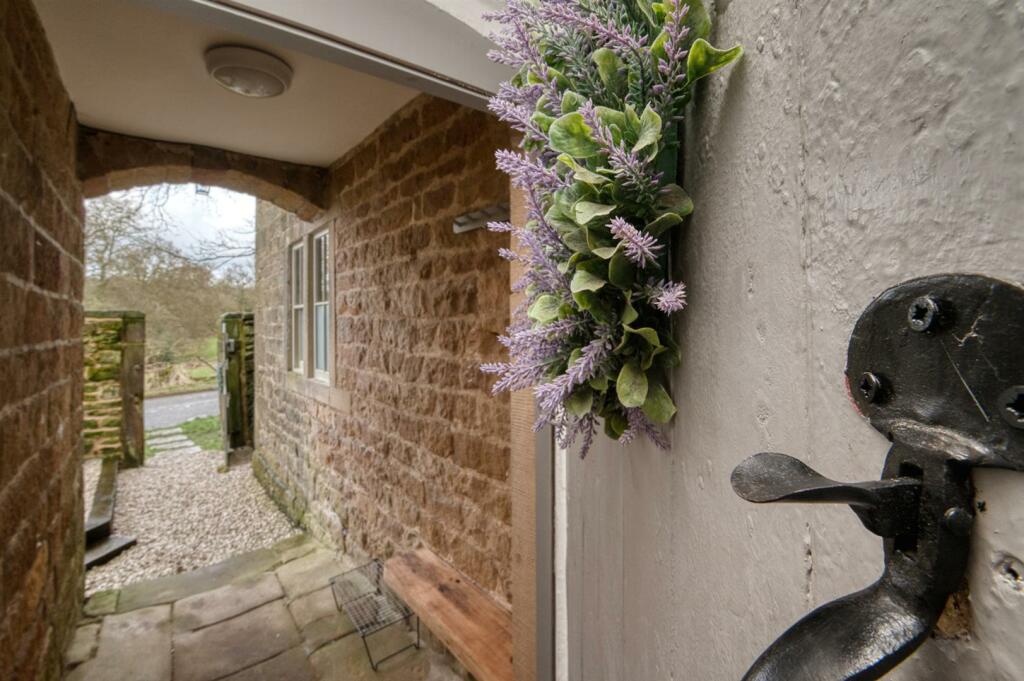 Manor Cottage entrance.jpg