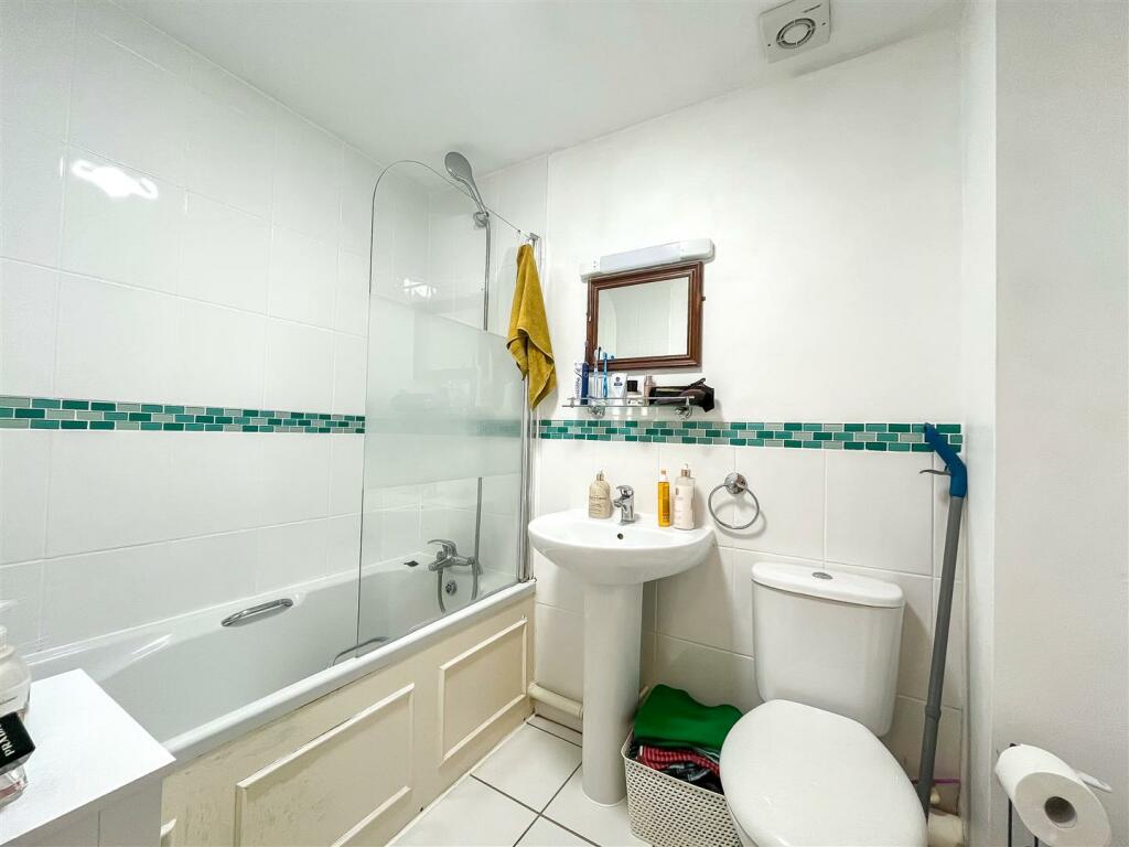 2 Thomas Webb Close