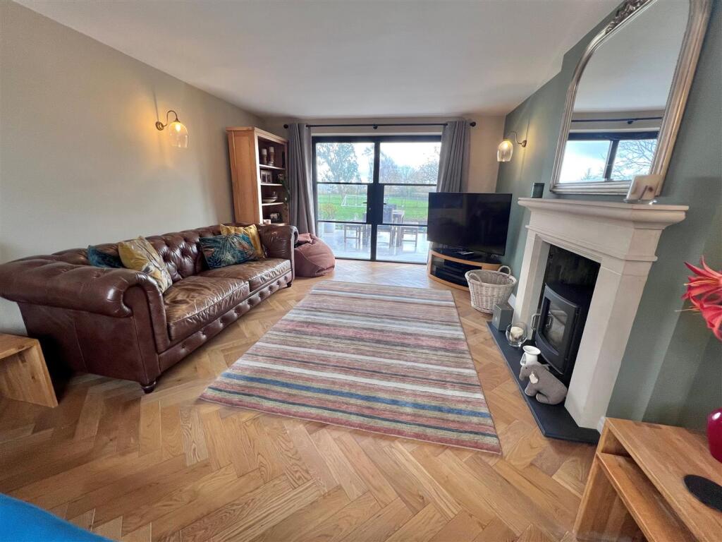Living room 6.jpg