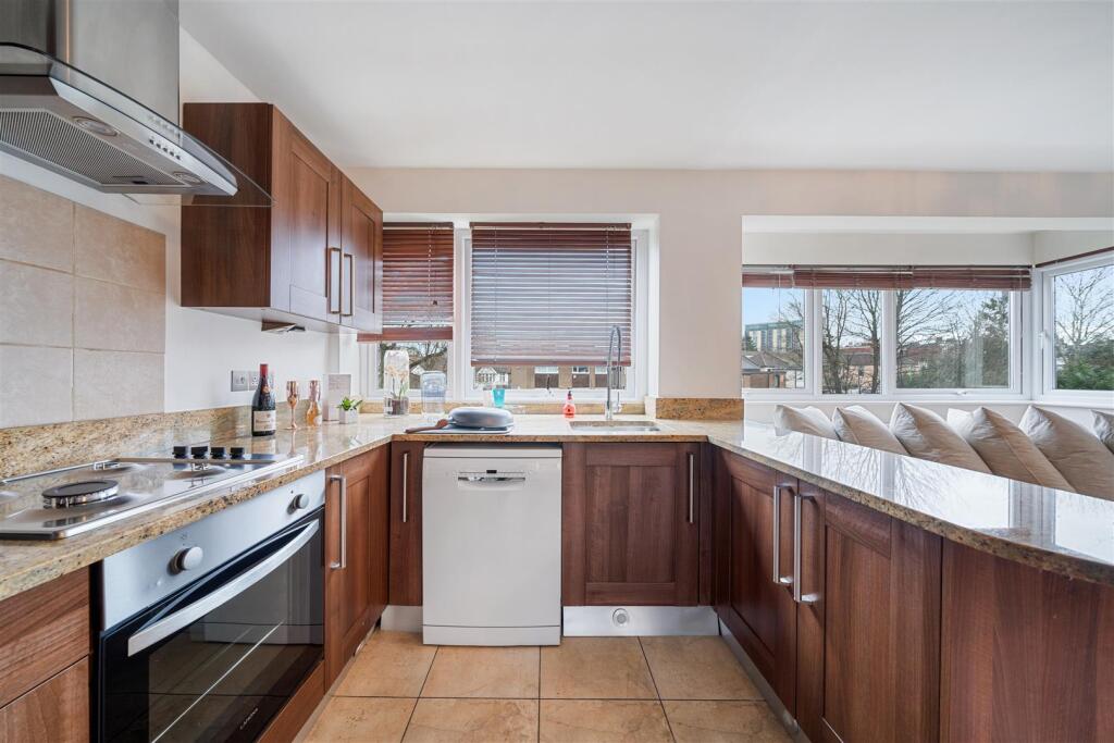 Albany Court N12 8NN-8.jpg