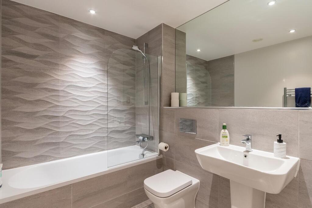 1A0Y5WW - Bathroom C.jpg