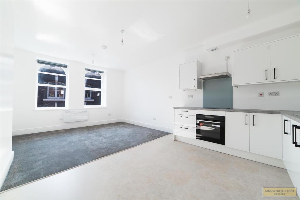KITCHEN/LIVING ROOM